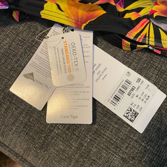 ☀️Studio Untold Tropical Print Swimsuit with front keyhole design☀️ - Picture 4 of 9